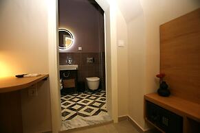 Living Yard Acropolis