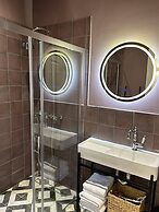 Living Yard Acropolis