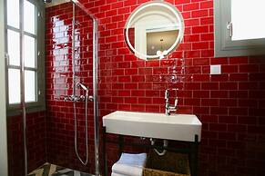 Living Yard Acropolis