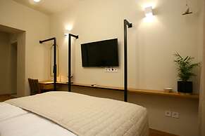 Living Yard Acropolis