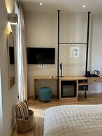 Living Yard Acropolis