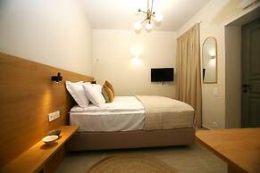 Living Yard Acropolis