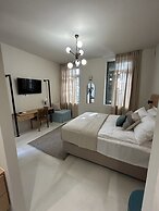 Living Yard Acropolis