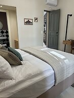 Living Yard Acropolis