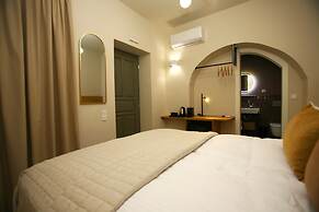 Living Yard Acropolis