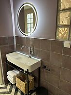 Living Yard Acropolis