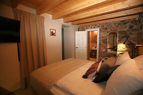 Living Yard Acropolis