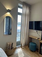 Living Yard Acropolis