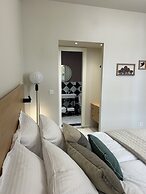 Living Yard Acropolis