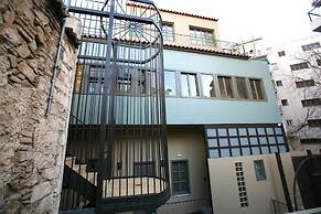 Living Yard Acropolis