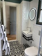 Living Yard Acropolis