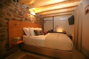 Living Yard Acropolis