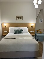 Living Yard Acropolis