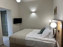 Living Yard Acropolis