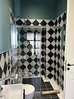 Living Yard Acropolis