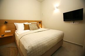 Living Yard Acropolis