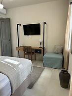 Living Yard Acropolis