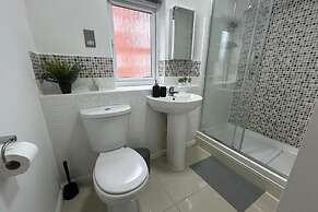 Lovely 3-bed House in Solihull