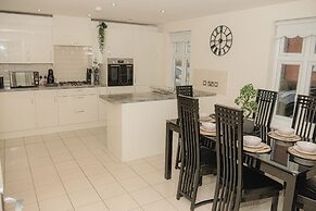 Lovely 3-bed House in Solihull