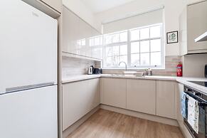 Spacious 3-bed flat by popular Waterloo