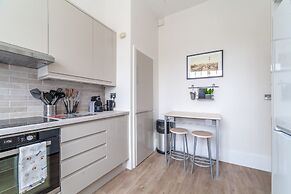 Spacious 3-bed flat by popular Waterloo