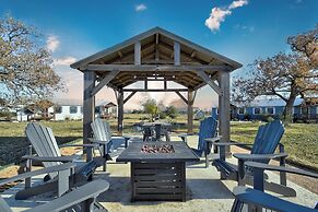 Windmill Meadows Cottages-firepit-hill Country Views!!