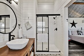 Windmill Meadows Cottages-firepit-hill Country Views!!