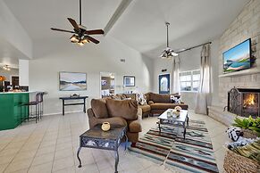 Casa Blanca: Hot-tub, Fire Pit, Hill Country Views