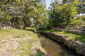 Creeks Edge Peaceful Retreat With Firepit