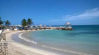 Unit 1, Palazzo, Rickets Drive, Runaway Bay