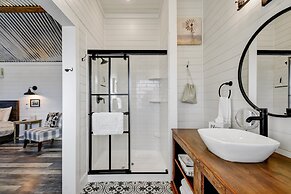 The Windmill-breathtaking Hill Country Views!
