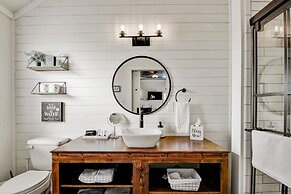 The Windmill-breathtaking Hill Country Views!