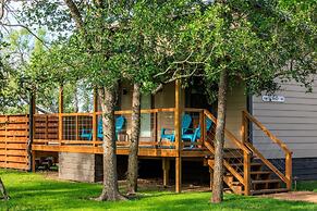 Bluebonnet Waterfront Cottage With Hot Tub