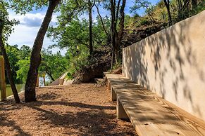 Bluebonnet Waterfront Cottage With Hot Tub