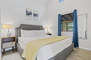 Bluebonnet Waterfront Cottage With Hot Tub