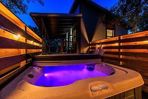 Verbena Waterfront With Hot Tub