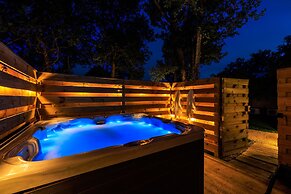 Primrose Waterfront With Hot Tub
