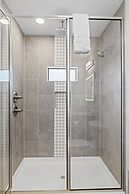 Primrose Waterfront With Hot Tub