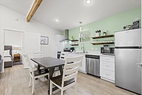 Primrose Waterfront With Hot Tub