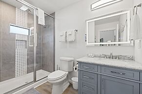 Primrose Waterfront With Hot Tub