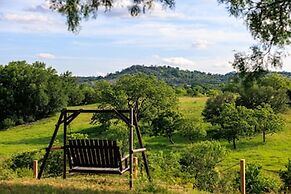 Paintbrush Waterfront Cottage