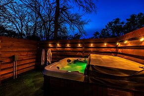 Rivers Edge Cottages With Hot Tub