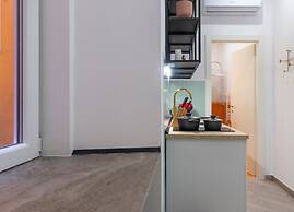 Lovely and tiny unit in the City center