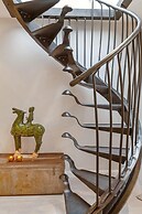 White House Mews Property