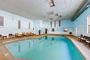 North Conway Condo w/ Pool Access: 2 Mi to Skiing