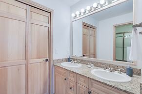 Walk to Ski Lift: Breck Condo w/ Hot Tub