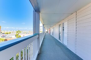 Galveston Condo w/ Beach Access Near Moody Gardens