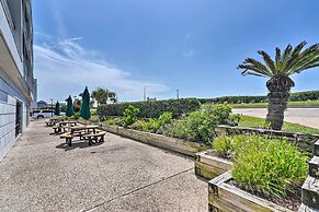 Galveston Condo w/ Beach Access Near Moody Gardens
