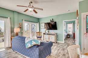 Ocean-view Apt in Emerald Isle - Walk to Beaches!