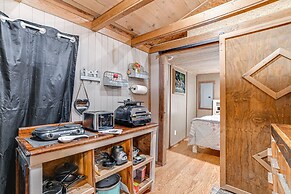 Peaceful Kentucky Countryside Cabin w/ Porch